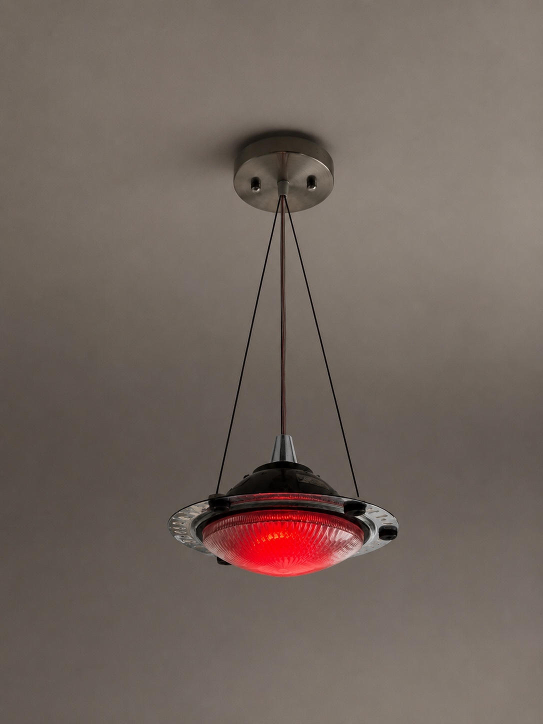 Lámpara colgante náutica, base metálica negra con vidrio rojo encendido