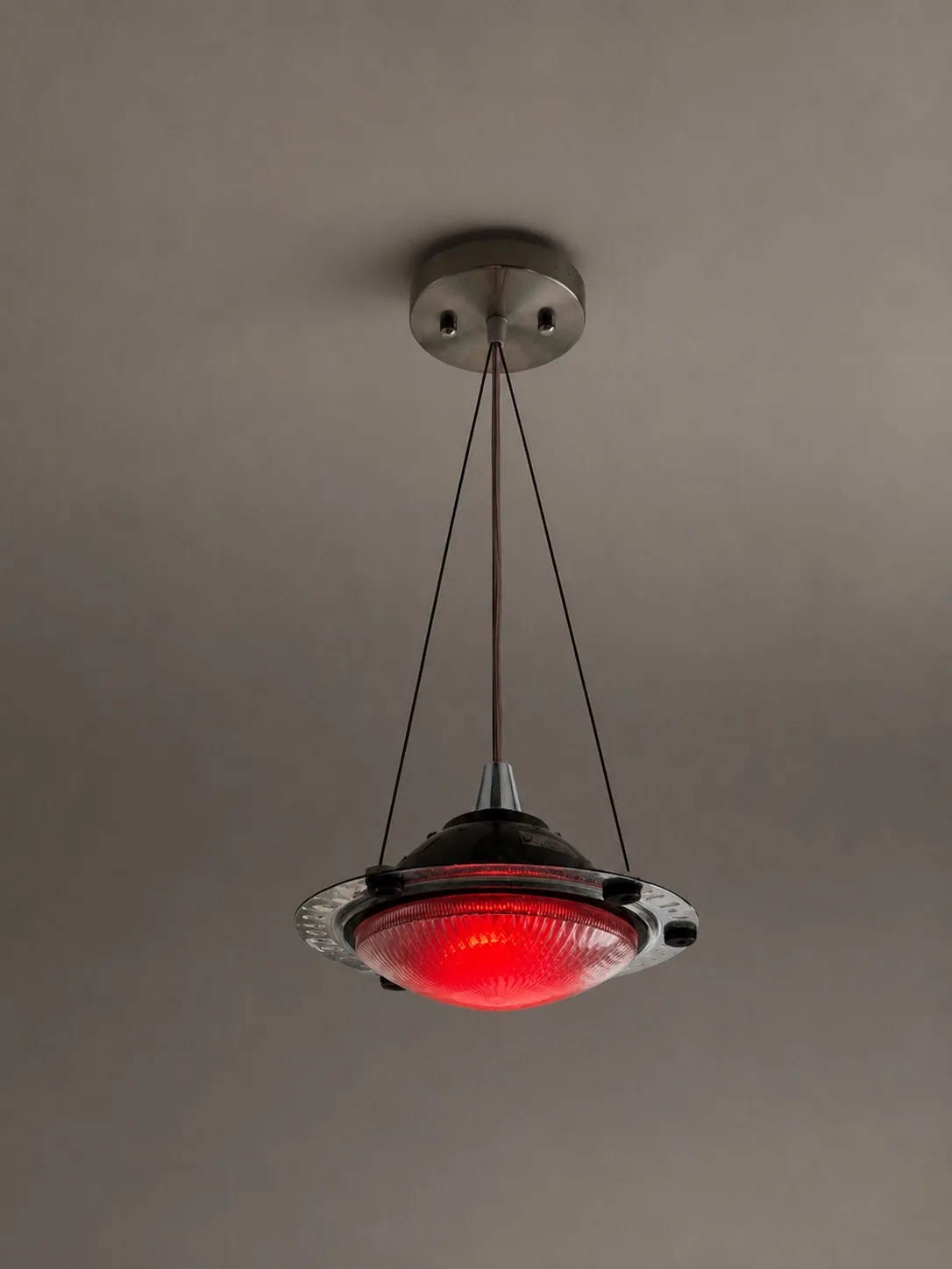 Lámpara colgante náutica, base metálica negra con vidrio rojo encendido